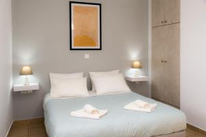 sypialnia z łóżkiem z dwoma ręcznikami w obiekcie Angelos Stone Cottage w mieście Ágios Nikólaos