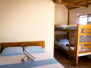 Zimmer mit 2 Etagenbetten und einer Leiter in der Unterkunft Mithival Beach Rincón del Mar in Rincón