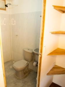 ein Bad mit einem WC und einem Waschbecken in der Unterkunft Mithival Beach Rincón del Mar in Rincón