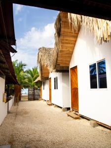 Une rangée de maisons avec l'océan en arrière-plan dans l'établissement Mithival Beach Rincón del Mar, à Rincón