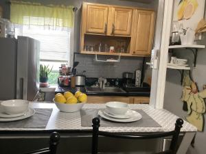 een keuken met een tafel en een fruitschaal bij Call it Hone in Brooklyn