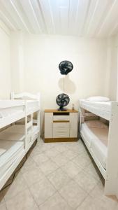 um quarto com beliches brancos e um tecto em Hostel Canto Zen em Salvador