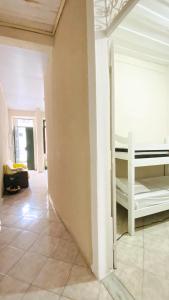 Pokój z 2 łóżkami piętrowymi i ścianą w obiekcie Hostel Canto Zen w mieście Salvador