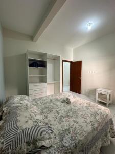 1 dormitorio con 1 cama grande y vestidor en Divino Residence, en Florianópolis