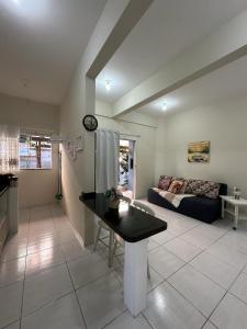 een woonkamer met een bank en een tafel bij Divino Residence in Florianópolis