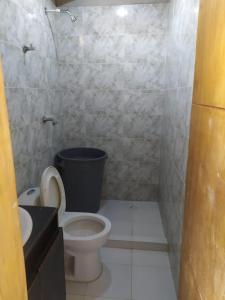 Baño pequeño con aseo y lavamanos en Hostel villa luz Beach en Tintipan Island