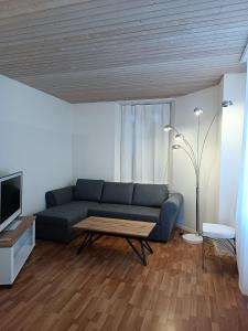 un soggiorno con divano blu e tavolo di Apartment Jolie a Interlaken