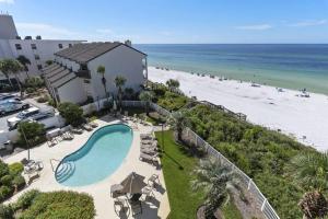 une vue aérienne d'une piscine et de la plage dans l'établissement Grand Playa Unit 402 Gulf Front Condo, à Santa Rosa Beach