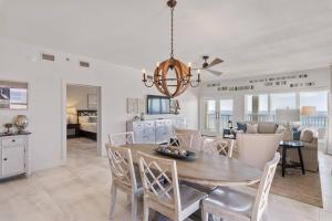 une salle à manger et un salon avec une table et des chaises dans l'établissement Grand Playa Unit 402 Gulf Front Condo, à Santa Rosa Beach