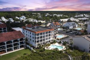 une vue aérienne d'un complexe hôtelier avec piscine dans l'établissement Grand Playa Unit 402 Gulf Front Condo, à Santa Rosa Beach