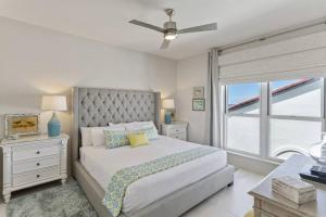 une chambre avec un lit et une grande fenêtre dans l'établissement Grand Playa Unit 402 Gulf Front Condo, à Santa Rosa Beach 35 autres photos