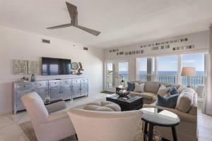 un salon avec un canapé et une télévision dans l'établissement Grand Playa Unit 402 Gulf Front Condo, à Santa Rosa Beach