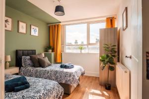 um quarto com 2 camas e uma janela em Newley Decorated Central Maidstone Flat, Sleeps 4 em Maidstone