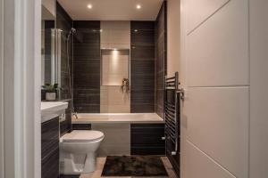 uma casa de banho com um WC, um lavatório e uma banheira em Newley Decorated Central Maidstone Flat, Sleeps 4 em Maidstone