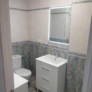 Koupelna v ubytování Sea View Apartment Beach Front Punta Prima