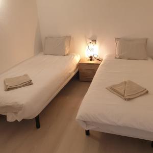 dos camas sentadas una al lado de la otra en una habitación en Sea View Apartment Beach Front Punta Prima, en Torrevieja