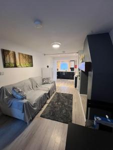 een woonkamer met een bank en een tafel bij Haven - Beautiful 3 Bedroom house in Ballynahinch