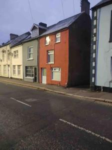 a row of houses on the side of a street at Haven - Beautiful 3 Bedroom house in Ballynahinch