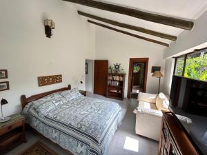 - une chambre avec un lit et une télévision à écran plat dans l'établissement Finca El Remanso La Vega, à La Vega