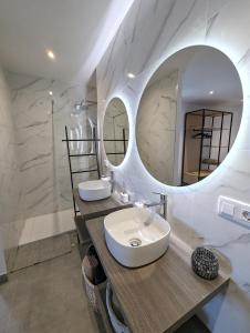 y baño con lavabo y espejo. en La Palma Luxury Heritage en Las Ledas