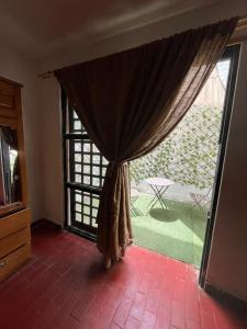 Habitación con ventana grande con cortina en Casa Loquillo en Punta Hermosa
