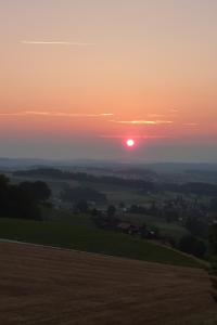 Pogled na izlazak ili zalazak sunca iz ili blizu of the bed and breakfast