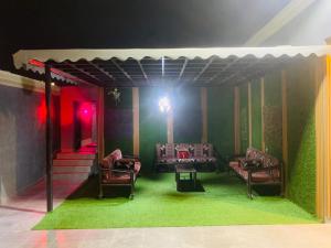 Habitación con sillas, mesa y luz en استراحة زهرة الاماكن 2 en Yeda