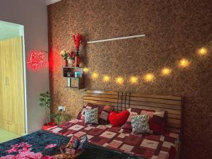 1 dormitorio con 1 cama con luces en la pared en Love Lounge - Luxury 3BHK Villa in Greater Noida en Noida