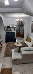 una sala de estar con 2 sofás y una mesa. en Marbi Guest House, en Gjirokastra