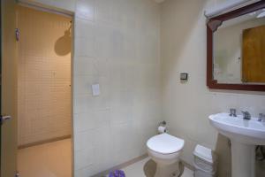 uma casa de banho com um WC e um lavatório em Motel Disco Verde Congonhas 1 em São Paulo