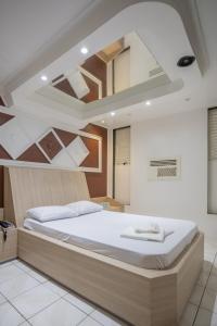 um quarto com uma cama grande num quarto em Motel Disco Verde Congonhas 1 em São Paulo