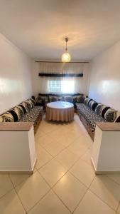 ein Zimmer mit Sofas und einem Tisch in der Mitte in der Unterkunft Nador Holidays in Nador