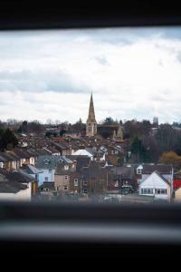 uma vista de uma cidade com uma igreja ao fundo em Central Maidstone Contractor Flat em Maidstone