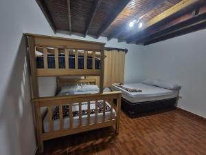 a room with two bunk beds in a room at Casa Rincón Ojojona in Media Legua