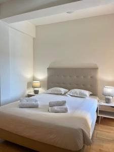 - une chambre avec un grand lit et 2 oreillers dans l'établissement Wonderful Apartment Albufeira Marina 4B 2B, à Albufeira