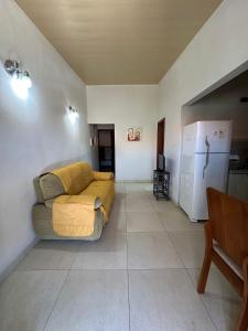 een woonkamer met een bank en een keuken bij Casa Rosemary in Lauro de Freitas
