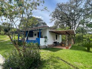 a small white house with a thatched roof at Hacienda San Francisco in Venecia