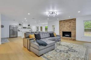 uma sala de estar com um sofá e uma lareira em Statesboro Luxe: Luxury In A Prime Location em Statesboro