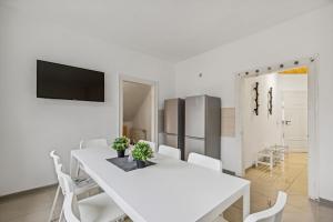 a white dining room with a white table and chairs at YourFavoriteBed - Moderne Monteurwohnungen in Zwickau in Zwickau