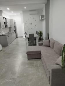 a living room with a couch and a table at Casa Elai in Sant Carles de la Ràpita