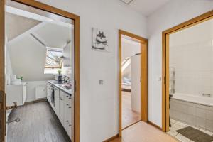 a bathroom with a tub and a sink and a toilet at YourFavoriteBed - Moderne Monteurwohnungen in Zwickau in Zwickau +14 photos
