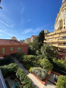 een uitzicht over een tuin in een stad bij Inter Superb Studio Piscine 5 min gare in Menton