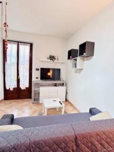 TV a/nebo společenská místnost v ubytování Casa Lucia a Carugo