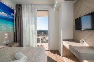 um quarto de hotel com uma cama e uma grande janela em Hotel Harmony em Rimini