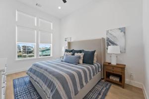 Postel nebo postele na pokoji v ubytování Galveston Beach House with Water Views + 42 fotografií