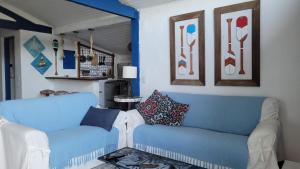 uma sala de estar com dois sofás azuis em ILHABELA Vista Panorâmica em Ilhabela