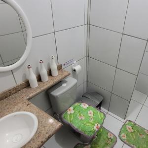 uma casa de banho com um WC, um lavatório e um espelho. em Casa em Tibau RN em Tibau