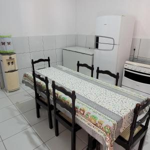 una cocina con 2 bancos de madera en una habitación en Casa em Tibau RN en Tibau