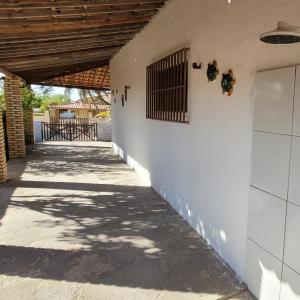 un pasillo de una pared blanca con una puerta. en Casa em Tibau RN en Tibau