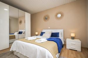 um quarto com uma cama e um espelho em The Blue House no Funchal